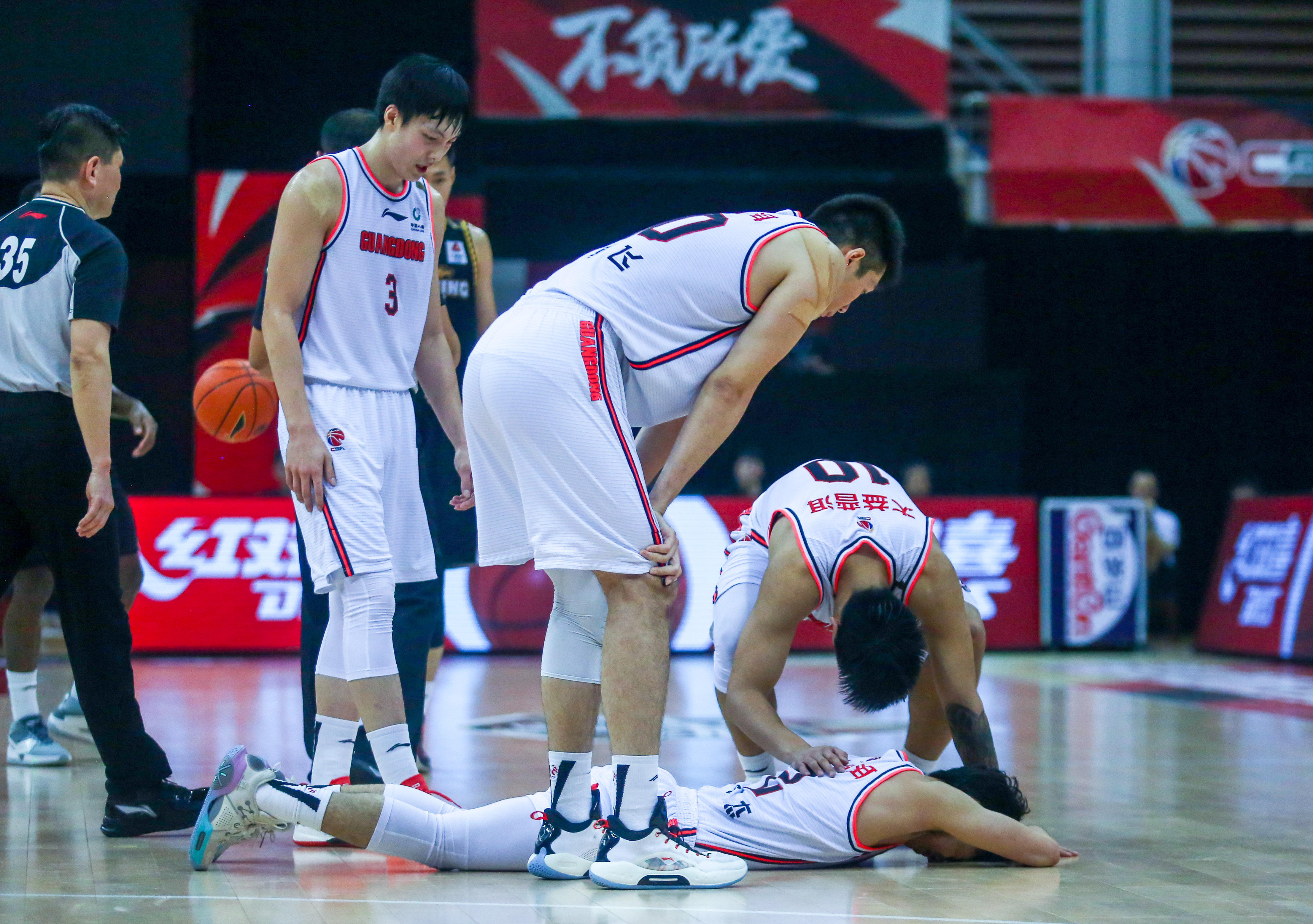 乐动体育-新疆男篮战胜劲敌，乐在其中